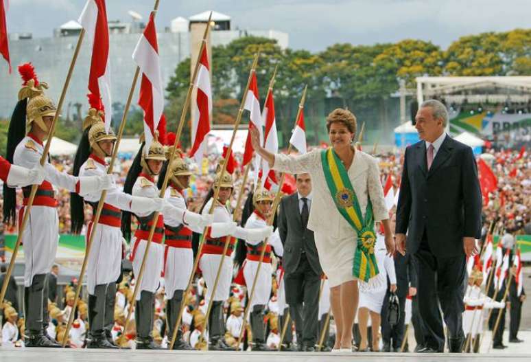 A presidente Dilma Rousseff e seu vice Michel Temer sobem a rampa do Palácio do Planalto.