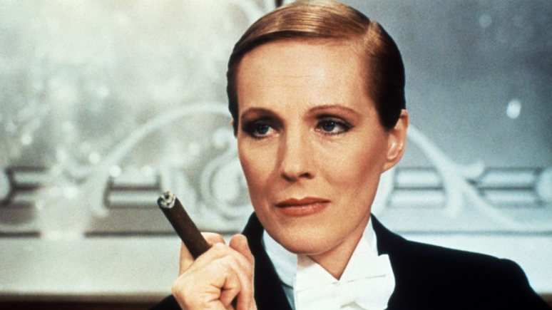 Em Victor ou Vict&oacute;ria?, Julie Andrews vive dois personagens: Victoria Grant e o conde Victor Grazinski.