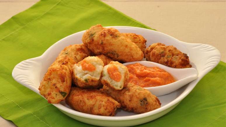 Croquete de bacalhau com molho