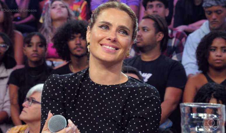 Carolina Dieckmann se emocionou em participação no 'Domingão com Huck'.