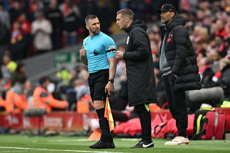 r Speed é agredido por torcedor em Wembley