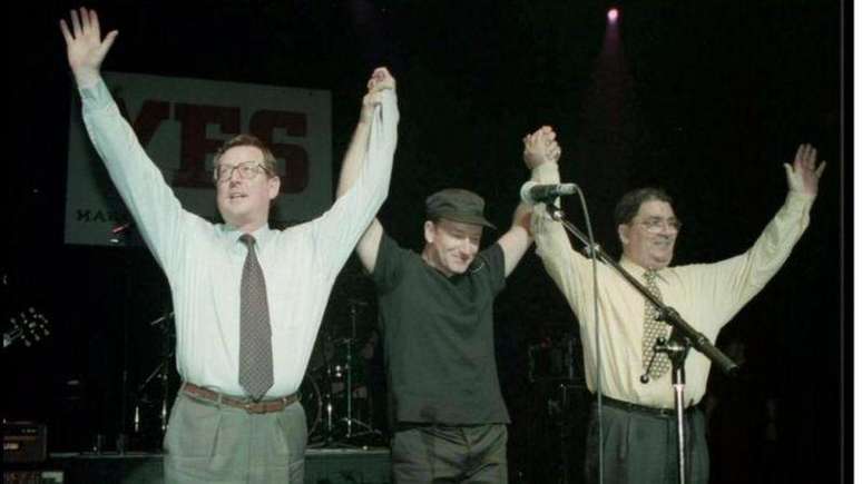 Bono, vocalista do U2, apoiou os pedidos de paz feitos por David Trimble, ex-primeiro-ministro da Irlanda do Norte, e John Hume, líder do Partido Social Democrata e Trabalhista (SDLP), antes do acordo