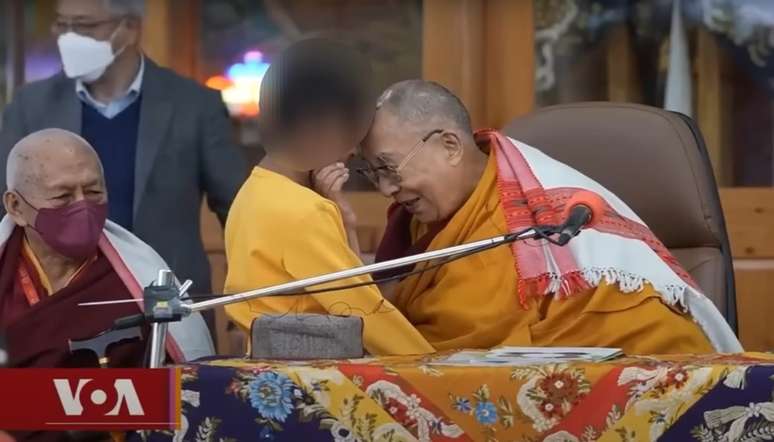 Dalai Lama se desculpa após vídeo em que beija menino na boca