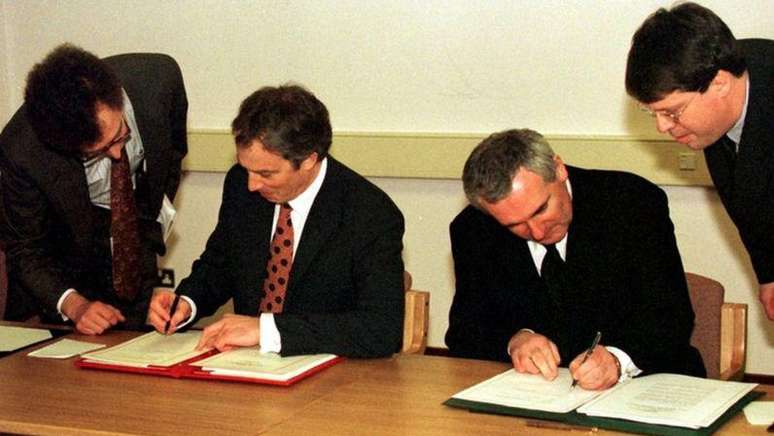 O então primeiro-ministro britânico, Tony Blair, e o primeiro-ministro irlandês, Bertie Ahern, assinaram o Acordo de Belfast