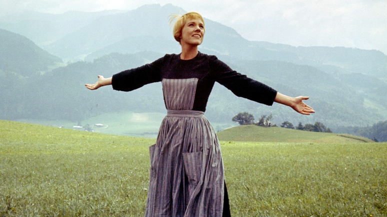 Julie Andrews como Maria von Trapp em cena de A Novi&ccedil;a Rebelde.