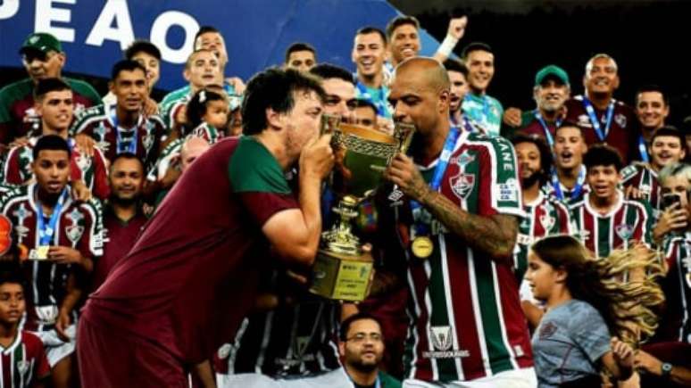 Nino levantou a taça com Fernando Diniz e Felipe Melo (MAILSON SANTANA/FLUMINENSE FC)