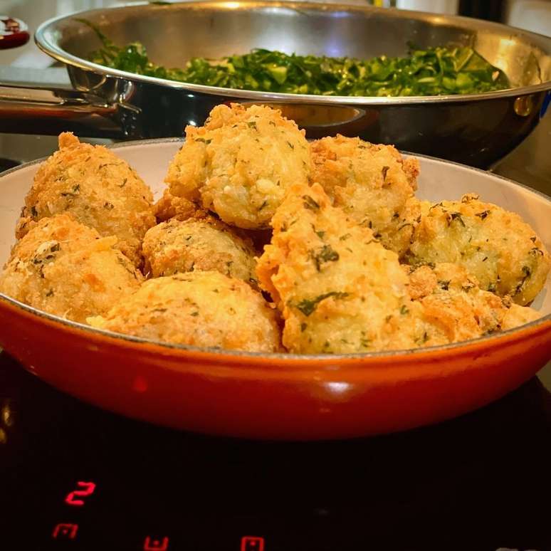 Bolinho de arroz, para aproveitar as sobras, crocante