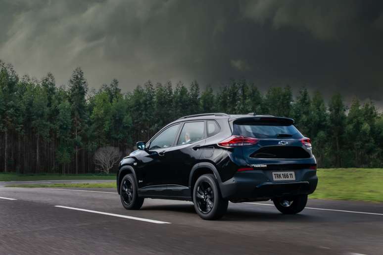 Chevrolet Tracker Midnight terá motor 1.0 turbo e acabamento em preto.