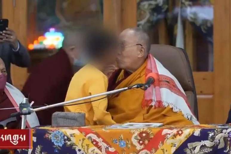 Dalai Lama beija menino na boca e pede desculpas