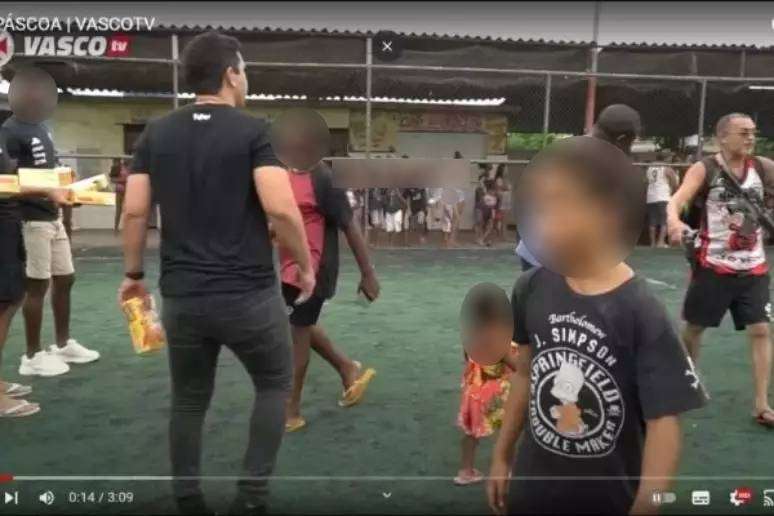 Homem com fuzil e camisa de organizada do Flamengo aparece em vídeo de Páscoa do Vasco