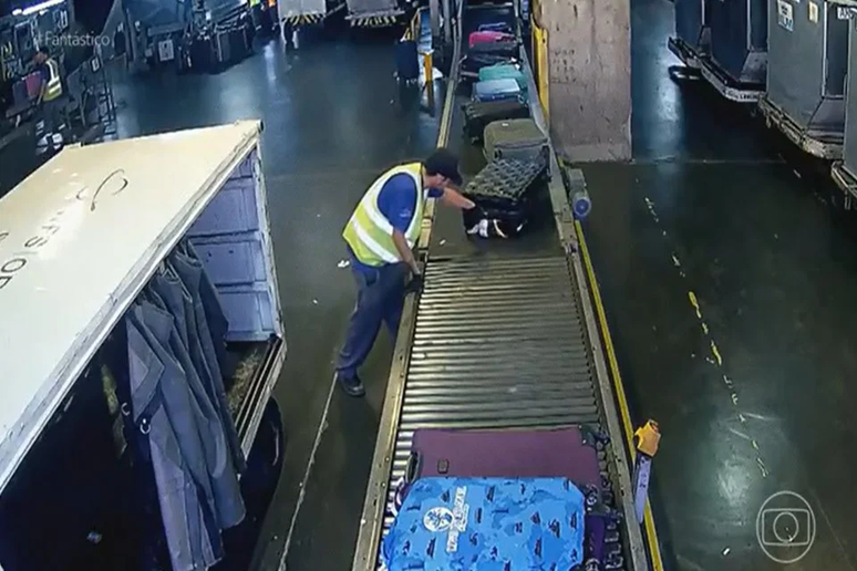 Imagens de câmeras de monitoramento exibidas pela TV Globo flagraram o momento em que dois funcionários do aeroporto trocaram as etiquetas das malas de duas brasileiras