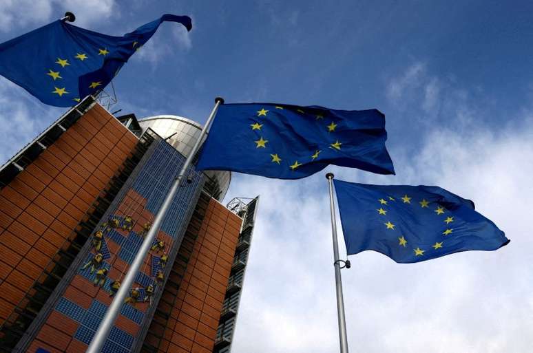 Bandeira da União Europeia em sede da Comissão Europeia, em Bruxelas, Bélgica
01/02/2023
REUTERS/Yves Herman