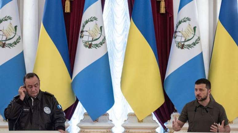 O único encontro de Zelensky (à direita) com um presidente latino-americano foi realizado em Kiev em julho de 2022, quando ele conheceu seu colega guatemalteco Alejandro Giammattei (à esquerda)