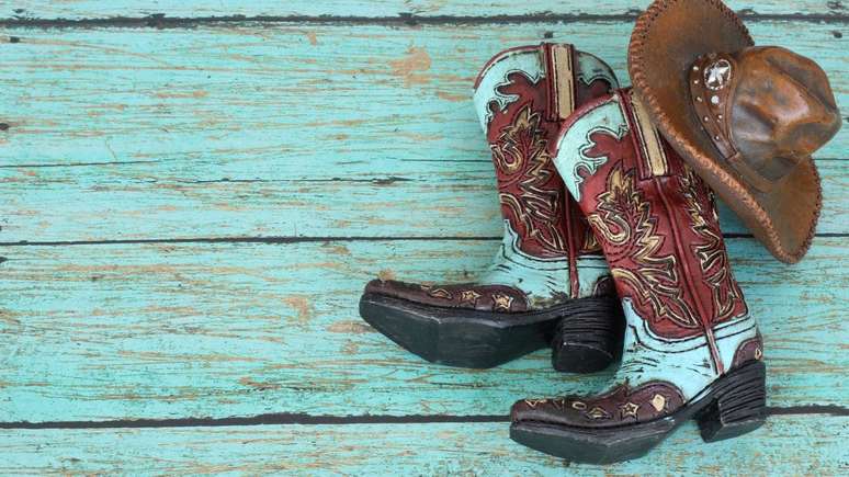 As botas western são uma das tendências de calçados do momento – Shutterstock
