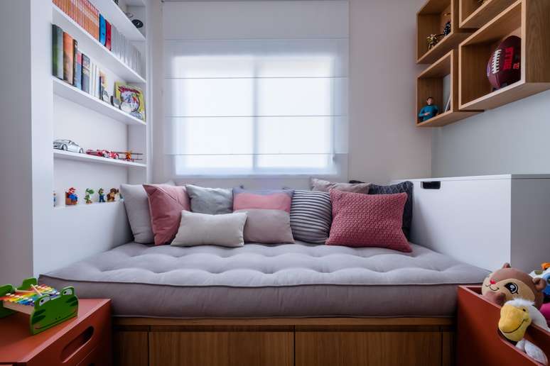 Ademais, combinar o futon com nichos e estantes concede um cenário ideal para expor colecionáveis e itens de valor sentimental para os moradores. Projeto de Studio Tan-gram.