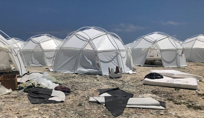 Barracas encontradas pelos participantes do Fyre Festival.