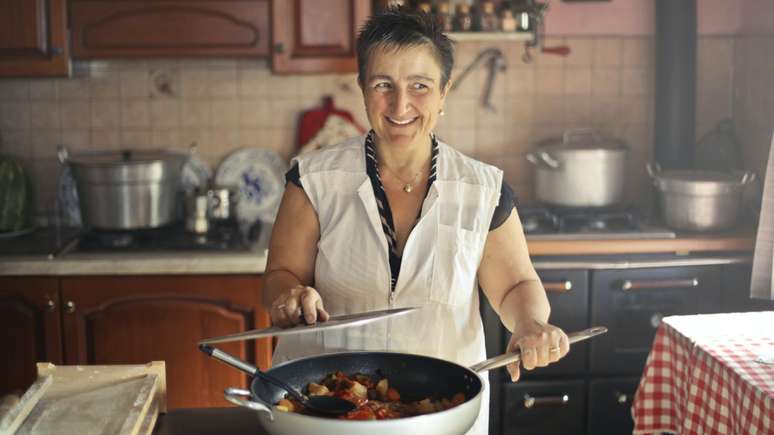 Cooking with love: energy and spiritual rituals to purify food