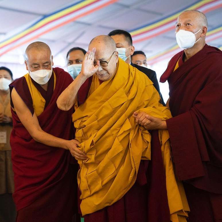 Internautas acharam um vídeo antigo onde Dalai Lama tenta tocar as partes íntimas de Lady Gaga