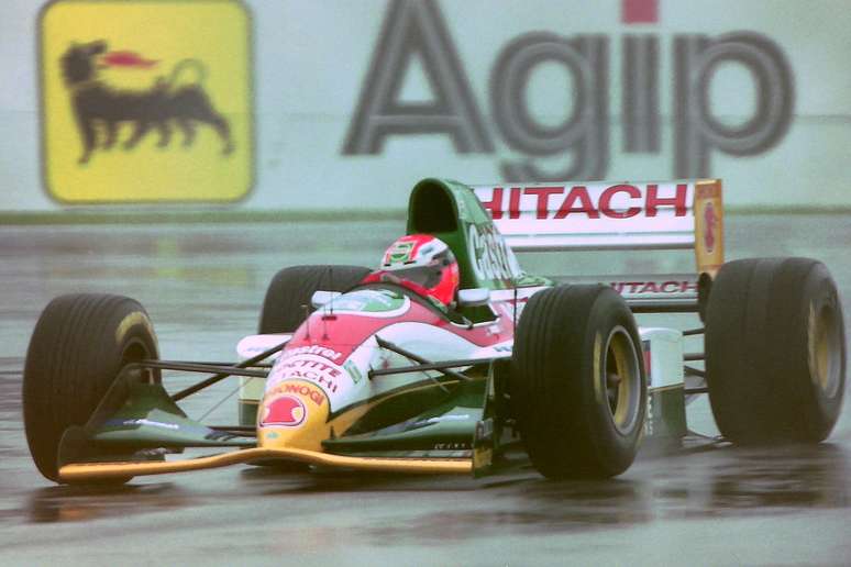 Johnny Herbert com sua Lotus em Donington. Um dos ultimos momentos de glória da equipe inglesa na F1