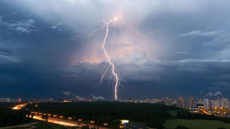 Does lightning strike the same place twice?