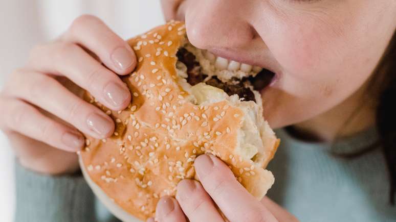 Binge eating, emotional hunger and binges: what’s the difference?