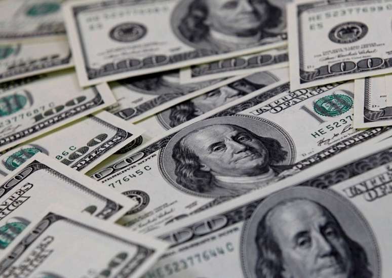Dólar deve continuar continuar caindo? É hora de comprar?