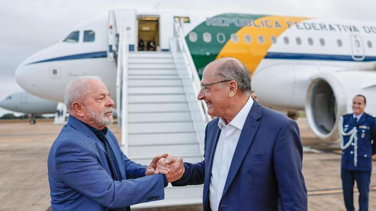 Lula se despede do vice-presidente, Geraldo Alckmin, ao embarcar para a China