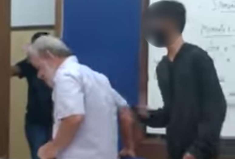 Aluno intimida e tenta derrubar professor de cadeira dentro de sala de aula em SP