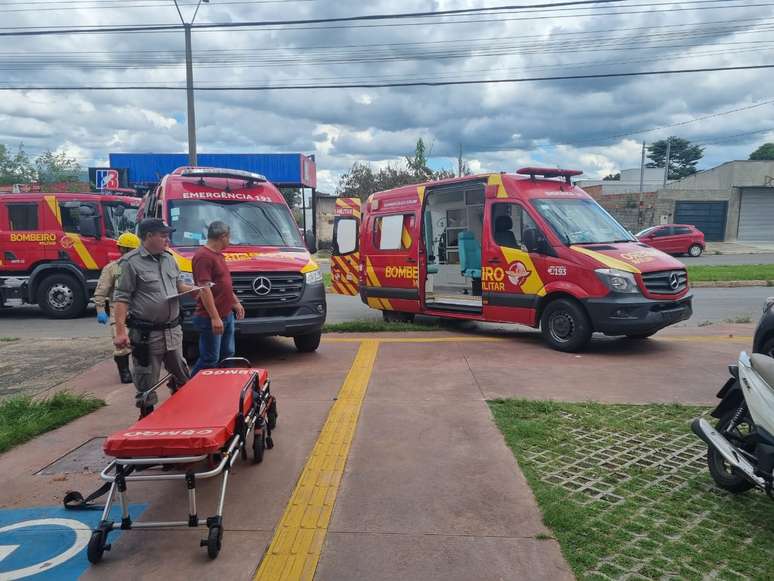 Elevador despenca em Goiás e deixa três feridos; bombeiros resgataram vítimas