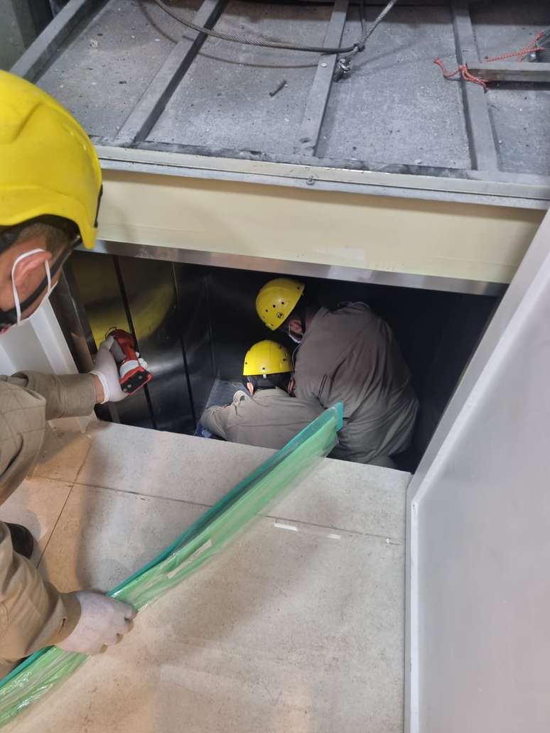 Elevador despenca em Goiás e deixa três feridos; bombeiros resgataram vítimas