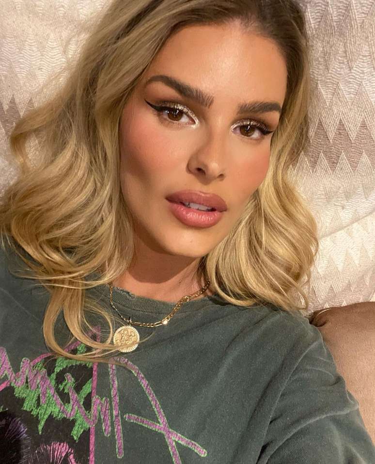 Yasmin Brunet kisses Vasco’s player at the party