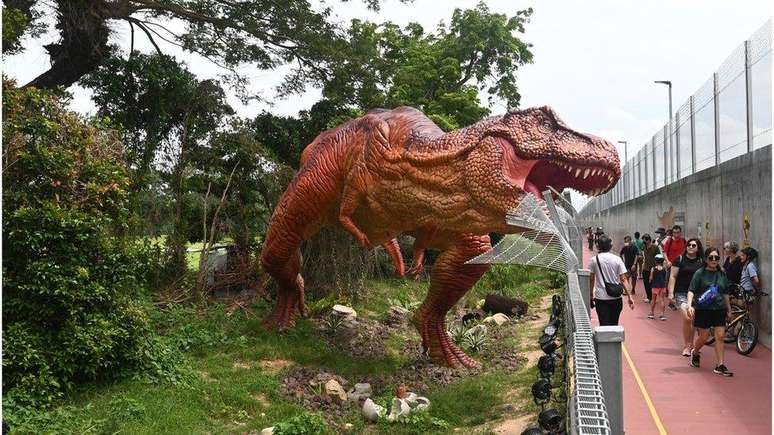 O aeroporto conta com uma exposição de dinossauros em tamanho real ao lado do Terminal 4