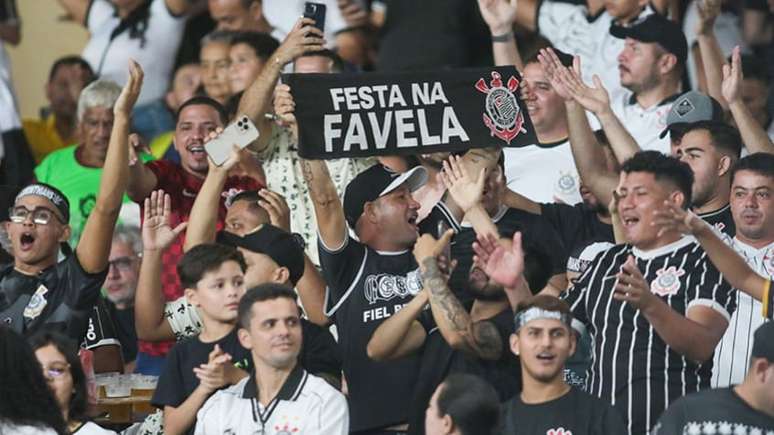 De toda forma, a Fiel se mostrou presente no estádio do Mangueirão (Foto: Fernando Torres/ LANCE!)