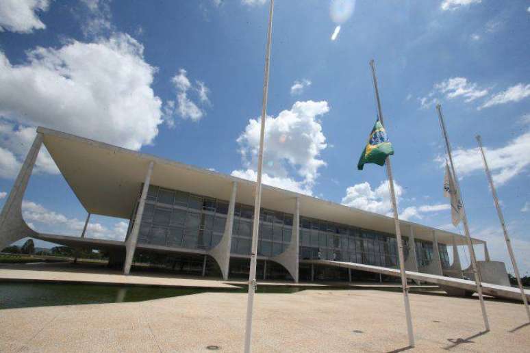 Voz influente no Palácio do Planalto mesmo sem cargo no governo, Gleisi Hofmann diz que é preciso mais de quatro anos para consolidar projeto do PT no País.