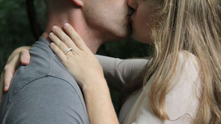 Kiss Day: is tooth decay transmitted by kissing?