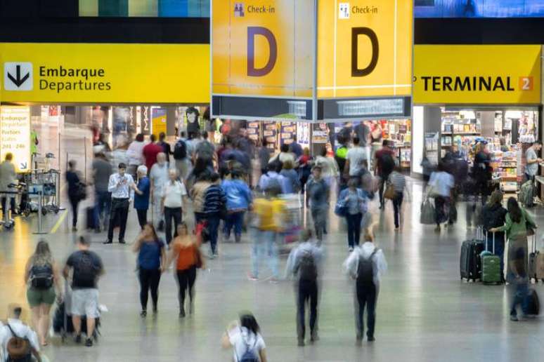 Movimetacao no andar de embarque do terminal 2 do Aeroporto Internacional de Cumbica em Guarulhos