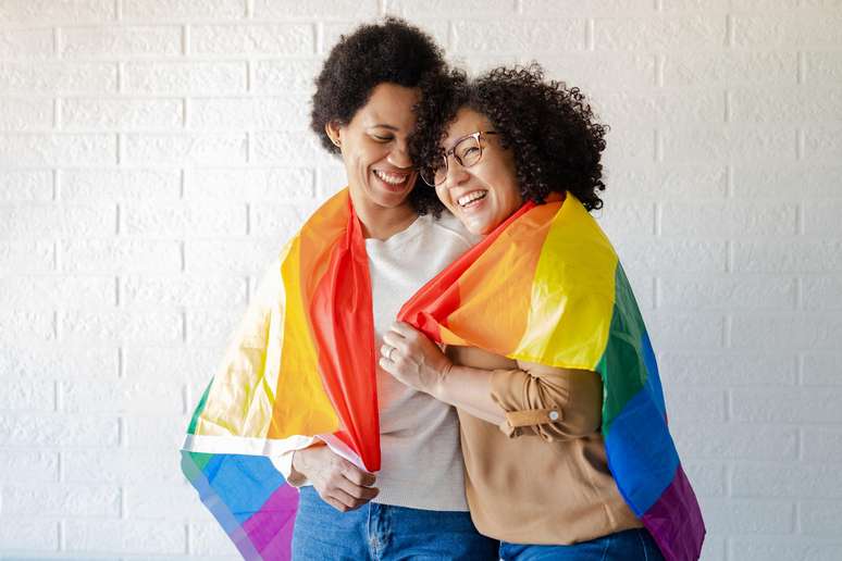 Homofobia é o preconceito contra pessoas transexuais, bissexuais e outras populações que são alvo de discriminação baseada na orientação afetiva e sexual