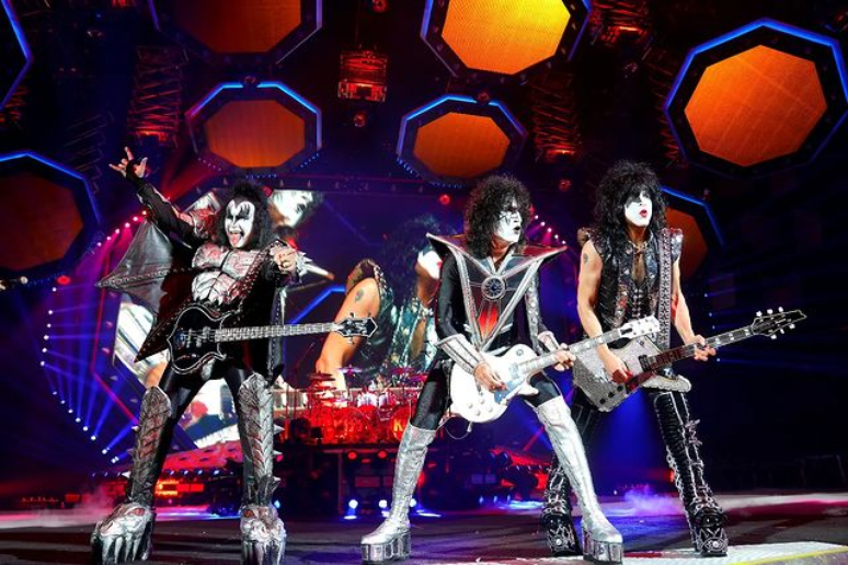 Baixista e um dos vocalistas da banda Kiss, Gene Simmons passou mal no palco durante um show realizado em Manaus