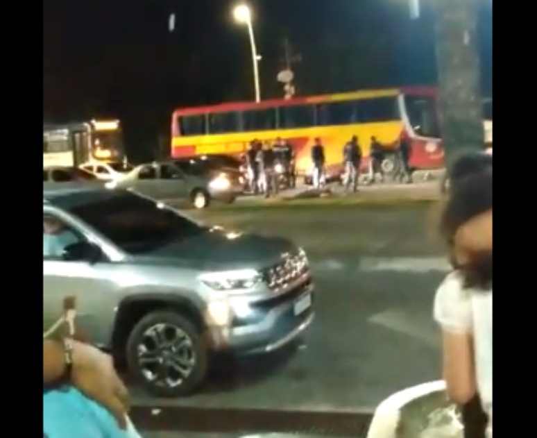 Uma aglomeração se forma ao redor de uma pessoa caída