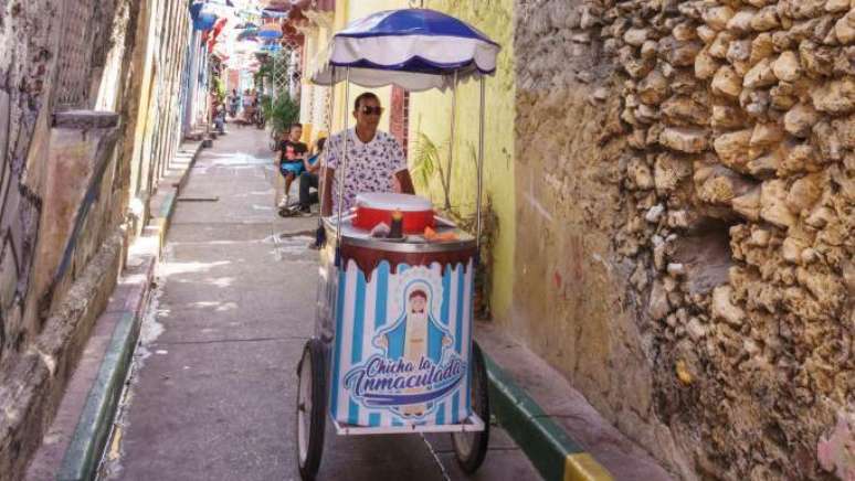 Vendedores ambulantes oferecem chicha na Colômbia