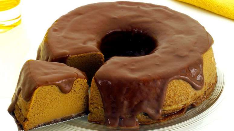 Pudim de caf&eacute; com calda de chocolate