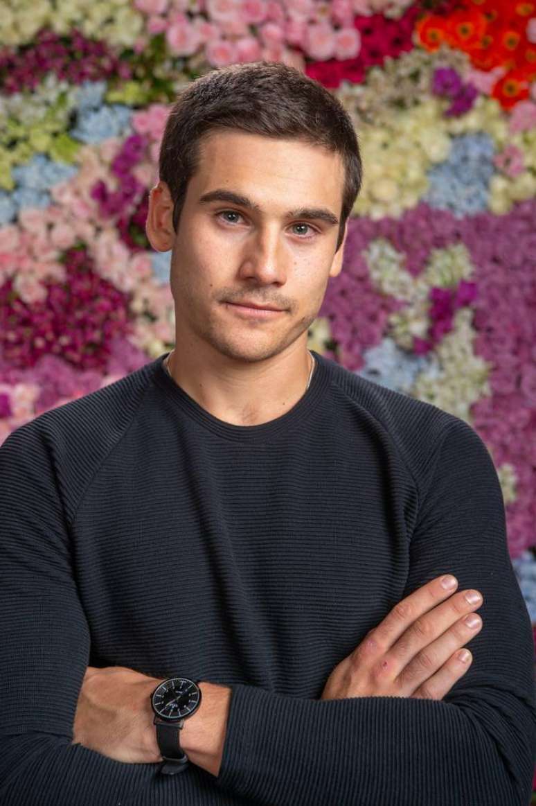 Ator Nicolas Prattes apresenta um dos epis&oacute;dios de 'Sereno'