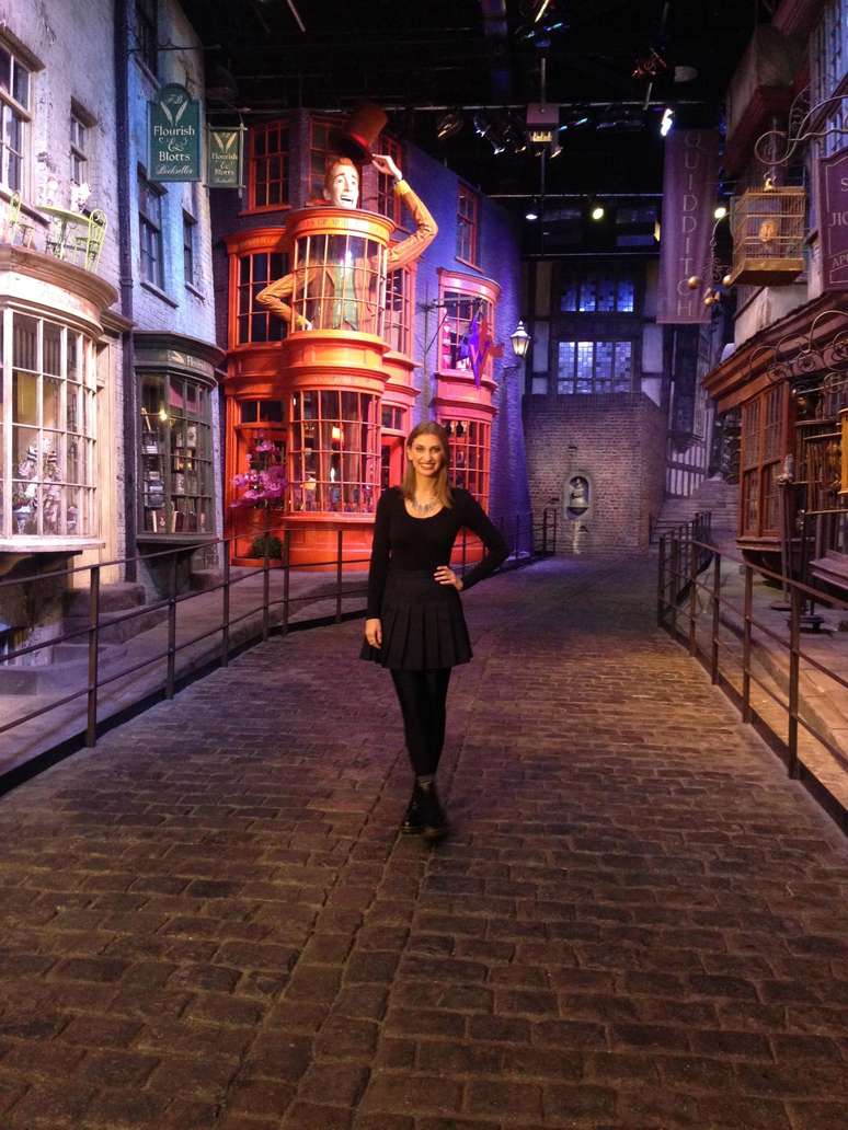 Influenciadora de cultura pop Carol Moreira visita set de Harry Potter nos EUA