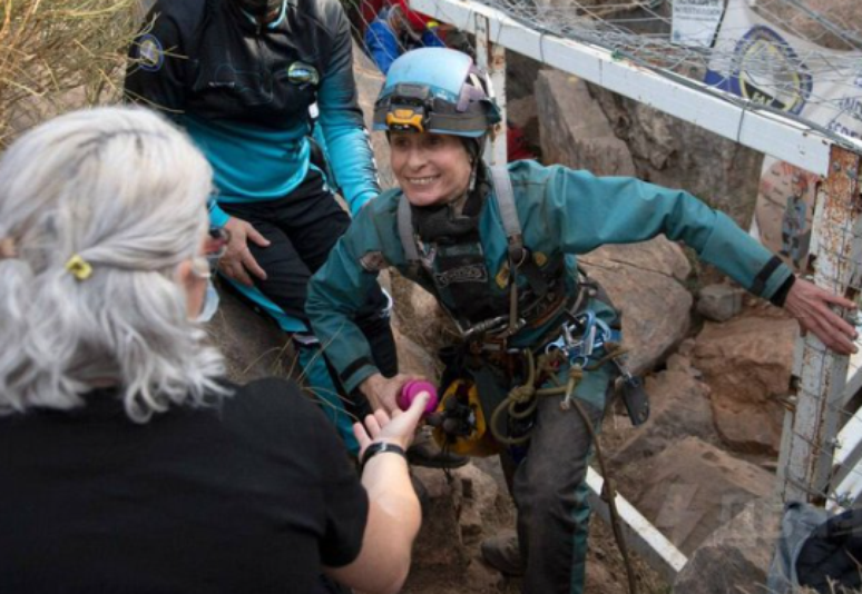 Beatriz Flamini deixa a caverna localizada nos arredores de Granada, na Espanha