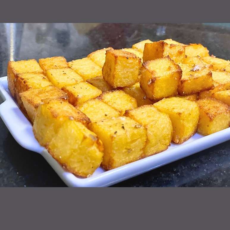 Polenta assada.- dadinho, um petisco delicioso ou acompanhamento fácil.