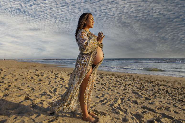Pri Leite, grávida, fazendo yoga
