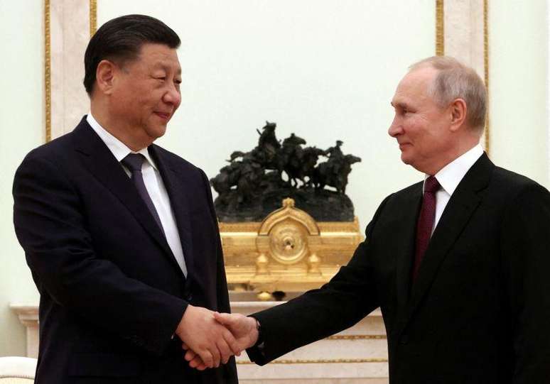 Xi Jinping e Vladimir Putin se encontram na Rússia