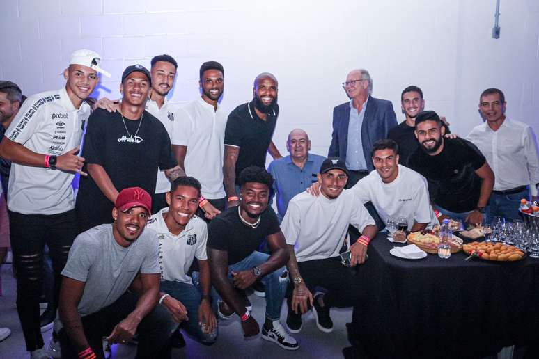Santos celebrates 111 years with idols, cast and tributes to Pele