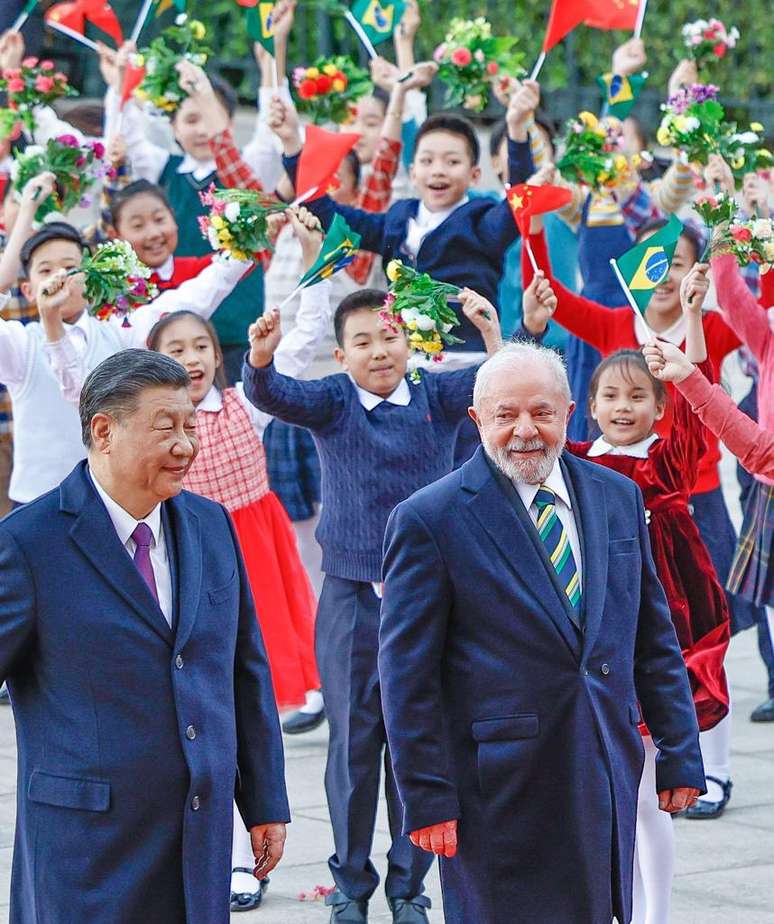 Xi Jinping e Lula, em encontro em Pequim, de onde não saiu "clube da paz"
