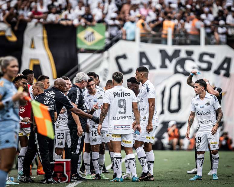 Jogo entre Santos e Botafogo-SP terá apenas mulheres, crianças e pessoas  com deficiência na Vila